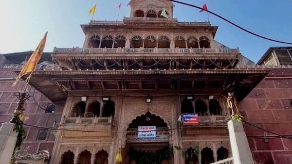 वृंदावन मंदिर के पुजारियों ने मुस्लिम कारीगरों द्वारा देवी-देवताओं की पोशाक बनाने पर बैन की मांग खारिज की