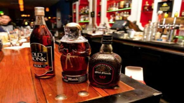 पश्चिम बंगाल की BAR में अब महिलाएं परोस सकेंगी शराब, ममता बनर्जी सरकार ने पारित किया नया विधेयक