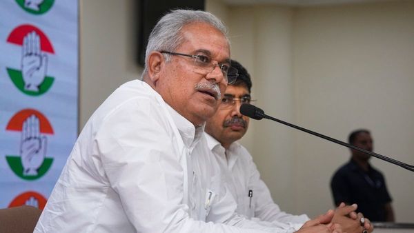 Bhupesh Baghel: छत्तीसगढ़ के पूर्व CM के घर रेड से समर्थकों में आक्रोश, ED की गाड़ियों का घेराव कर की पत्थरबाजी!