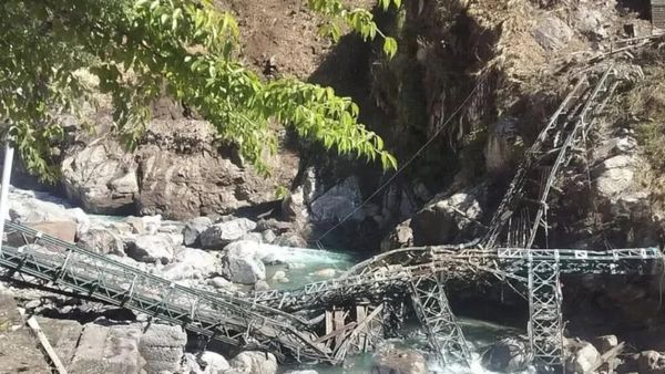 Chamoli news: गोविंद घाट से हेमकुण्ड साहिब और फूलों की घाटी को जोड़ने वाला पुल टूटा, एक की मौत