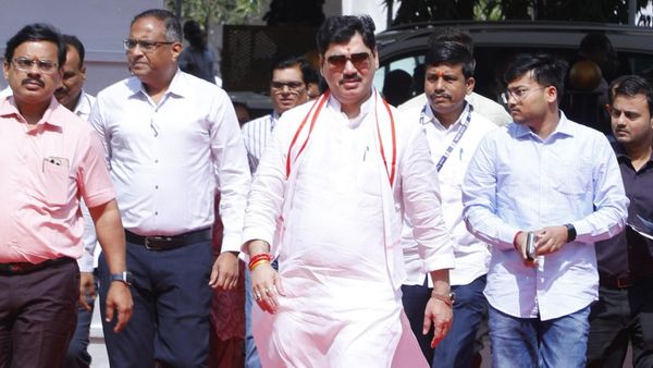 Dhananjay Munde: कौन सी है वो फोटो, जिसकी वजह से धनंजय मुंडे को देना पड़ा मंत्री पद से इस्‍तीफा?