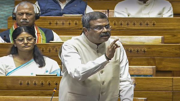 Dharmendra Pradhan News: धर्मेंद्र प्रधान के बयान पर बवाल, कहा- वे अलोकतांत्रिक और असभ्य हैं, वे बेईमान हैं