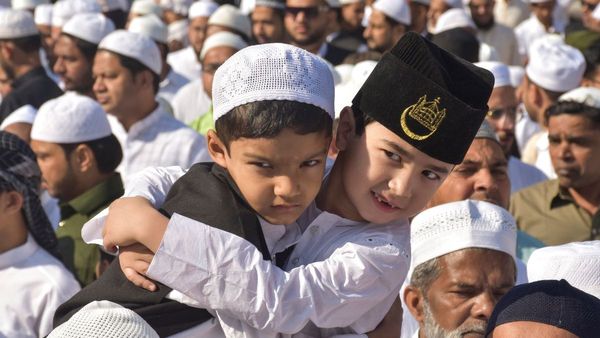 Eid 2025: कहीं जुलूस को लेकर विवाद कहीं हिन्दुओं ने मुस्लिमों पर बरसाए फूल, जानिए ईद पर कहां-कैसा रहा माहौल?