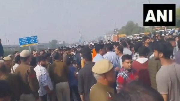 Ghazipur News: गाजीपुर हत्याकांड को लेकर NH24 जाम, प्रदर्शनकारी बोले- 'जिहादियों ने हमारे हिंदू भाई को मारा'