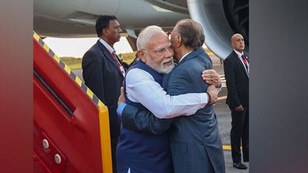PM Modi in Mauritius: प्रधानमंत्री मोदी दो दिवसीय यात्रा पर मॉरीशस पहुंचे, एयरपोर्ट पर हुआ भव्य स्वागत