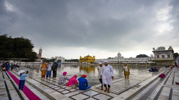 Golden Temple Attack: अमृतसर के स्वर्ण मंदिर में लोहे की रॉड से हमला, पांच लोग घायल, हमलावर गिरफ्तार