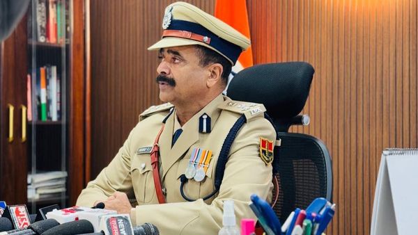 IPS अरशद अली को भारी पड़ी महिला जज के सामने ऐसी हरकत, कोर्टरूम में चालानी गार्ड ने लिया हिरासत में