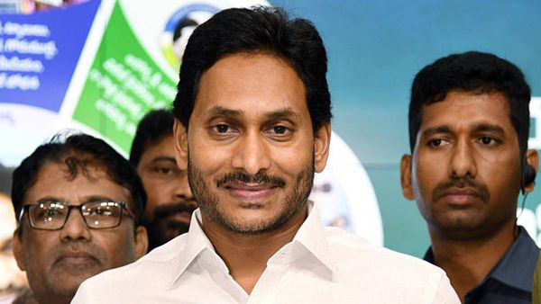 सोने की सजावट, 40 लाख का बाथटब, बनने में खर्चे हुए 500 करोड़, जानिए क्यों जांच के घेरे में आया जगन का 'शीशमहल'