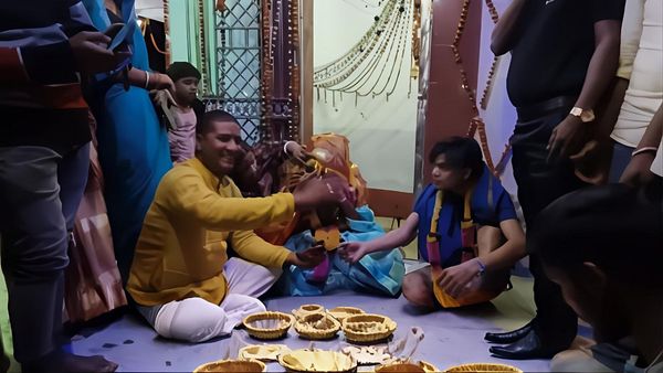 Unique Marriage: घर वालों ने की शादी में देरी, फ़रार हुआ प्रेमी जोड़ा, फिर फ़िल्मी अंदाज़ में रचाया विवाह