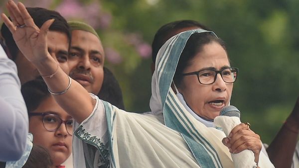 'बंगाल सरकार अल्पसंख्यकों के साथ खड़ी है', ईद की नमाज के दौरान CM ममता बोलीं- 'आज लाल और भगवा एक हो गए हैं'