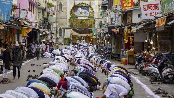 सड़क पर नमाज की आंच यूपी से पहुंची दिल्ली तक, ईद से पहले देश में गरमाई सियासत