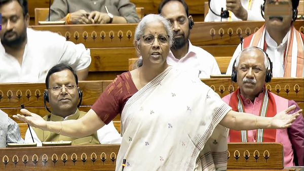 ‘व्हाट्सएप से हुई 200 करोड़ की टैक्स चोरी’,वित्त मंत्री निर्मला सीतारमण ने नये आयकर विधेयक का किया बचाव