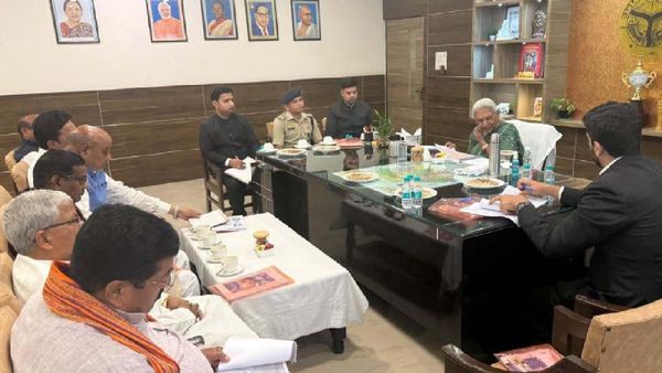 Maharajganj News: राज्यपाल आनंदीबेन पटेल ने की महराजगंज के विकास योजनाओं की समीक्षा, DM को दिए यह निर्देश