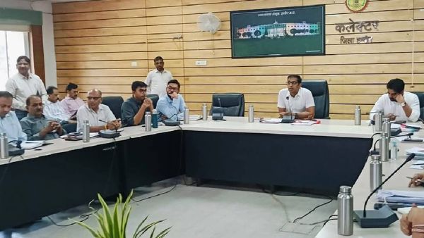 Indore News: समय पर काम नहीं करना अधिकारियों को पड़ा भारी, कलेक्टर ने लिया एक्शन