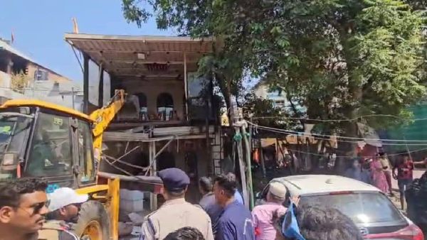 Indore News: महू में बुलडोजर एक्शन, अब इन इलाकों से हटेगा अतिक्रमण