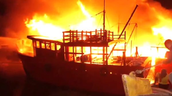 Odisha: पारादीप में मछली पकड़ने वाले बंदरगाह पर भीषण आग, 10 छोटी नावें जलकर खाक