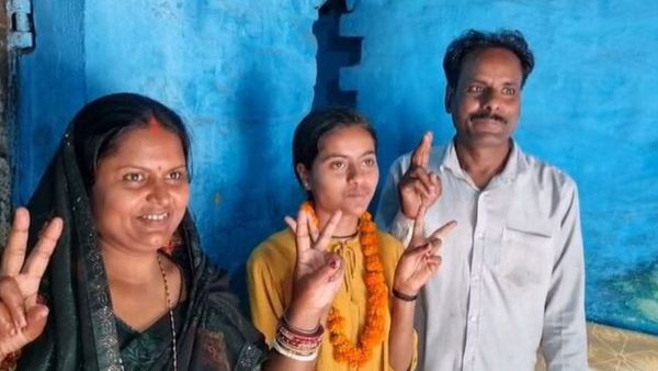 बिहार बोर्ड इंटर रिजल्ट में लड़कियों का जलवा, मिलिए कॉमर्स टॉपर रोशनी से, मुश्किलों को पार कर लहराया परचम