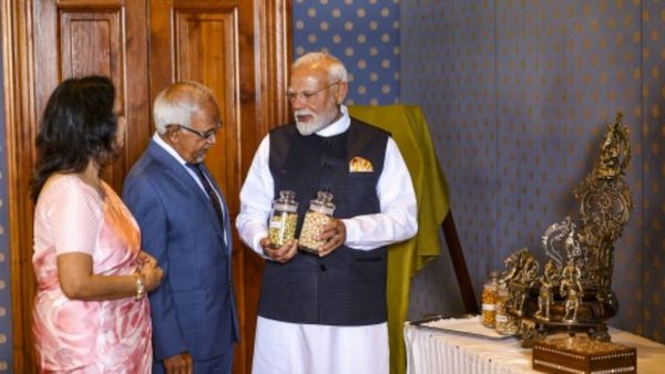 पीएम मोदी ने मॉरीशस के राष्‍ट्रपति को दिया महाकुंभ का गंगाजल, मखाना, उनकी पत्‍नी को गिफ्ट किया ये खास उपहार