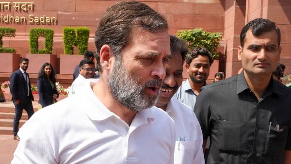 Rahul Gandhi: मतदाता सूची में गड़बड़ी को लेकर बवाल! राहुल गांधी ने संसद में की चर्चा की मांग