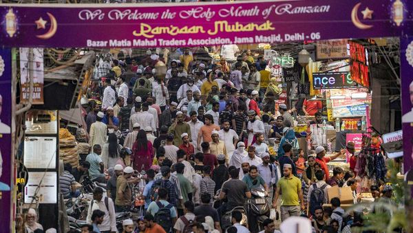 Delhi Today: सरकारी स्कूलों में आज मिलेंगे नर्सरी एडमिशन फॉर्म, रमजान के कारण बाजार गुलजार, पढ़ें क्या खास