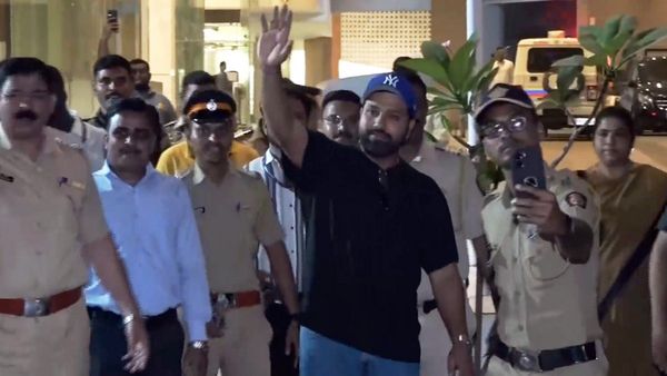 VIDEO: चैंपियंस ट्रॉफी लेकर भारत लौटे रोहित शर्मा, एयरपोर्ट पर फैंस ने घेरा, वीडियो आया सामने