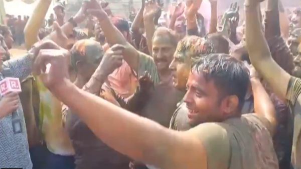 Sambhal Video: संभल में पुलिस ने कुछ इस तरह मनाई होली, CO अनुज चौधरी का दिखा अलग अंदाज