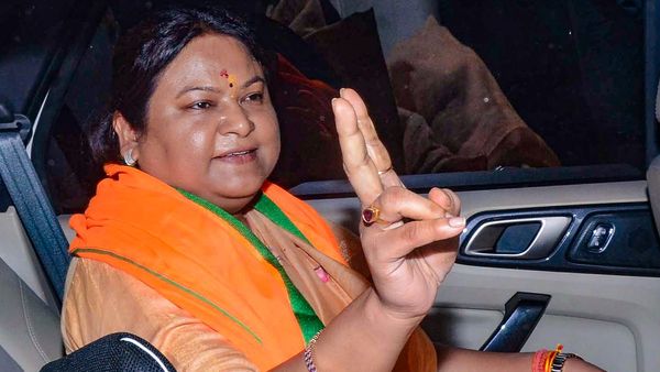 Sita Soren: हेमंत सोरेन की भाभी सीता सोरेन पर हमला, पीए ने तानी पिस्टल, पुलिस ने तभी दबोचा