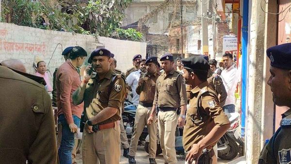 Bihar News: बेगूसराय में दिनदिहाड़े बदमाशों ने की ज़ेवर की दुकान में लूट की कोशिश,लोगों पर बरसाई गोलियां
