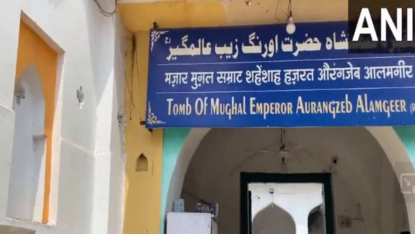 औरंगजेब की कब्र का मामला पहुंचा बॉम्‍बे हाईकोर्ट, मकबरे को लेकर दाखिल याचिका में कर दी ये डिमांड