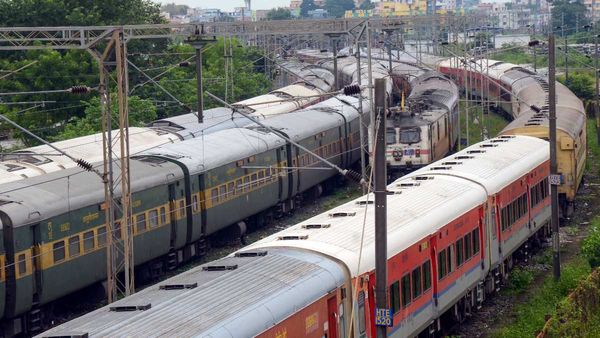 कहां से आता है इतना कॉन्फिडेंस? चलती ट्रेन से कचरा पटरियों पर फेंकते 'रेलवे कर्मचारी' का Video वायरल, सस्पेंड