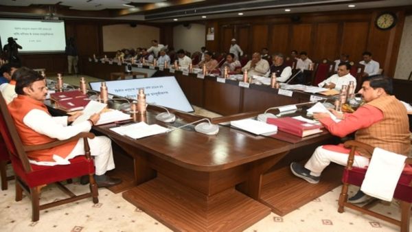 MP News: CM मोहन यादव की कैबिनेट बैठक शुरू, महाकाल मंदिर में होमगार्ड स्वयंसेवी सैनिकों के पदों को मंजूरी