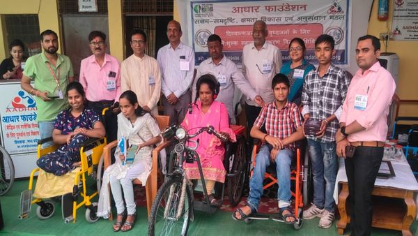 रौशनी, आवाज और सहारा: जब 72 जरूरतमंदों की जिंदगी में आई नई रोशनी, आधार फाउंडेशन सराहनीय काम