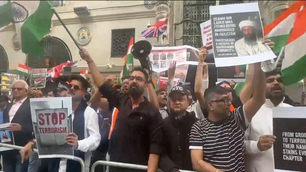 Pahalgam Terror: लंदन में गूंजा 'हनुमान चालीसा’, शर्म से मुंह छुपाकर भागे पाकिस्तानी