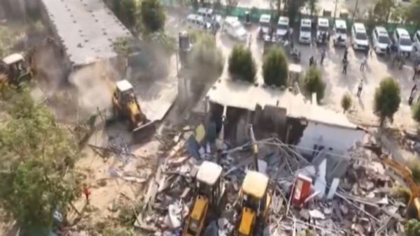 Ahmedabad: गुजरात हाईकोर्ट ने चंडोला तालाव में बुलडोजर कार्रवाई को सहमति, ‘राष्ट्रीय सुरक्षा’ का दिया हवाला