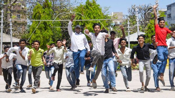 AP Inter Results 2025: आंध्र प्रदेश बोर्ड ने 12वीं का रिजल्ट किया जारी, ऐसे चेक करें अपना परीक्षा परिणाम