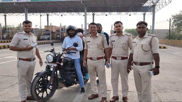 Begusarai Traffic News: अब बाइक के पीछे बैठने वाले को भी हेलमेट अनिवार्य, 35 हज़ार के करीब जर्माना वसूल