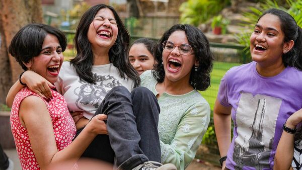 UK Board 10th, 12th Result 2025: उत्तराखंड बोर्ड टॉपर्स को देने वाला एक खास गिफ्ट, छात्र जानकर हो जाएंगे खुश