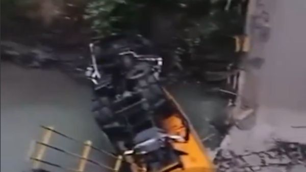 Himachal Pradesh News: कुल्लू में टूटा पुल, सीमेंट से भरा ट्रक भी गिरा, NH-305 पर यातायात पूरी तरह से ठप