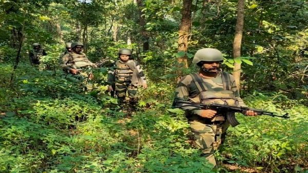 Chhattisgarh Naxalite News: 72 घंटे के घेराव के बाद नक्सलियों ने डाले हथियार, शांति वार्ता के लिए लिखी चिट्ठी