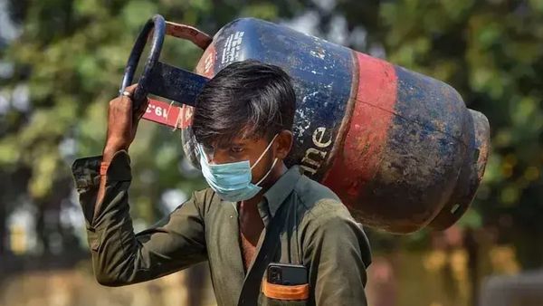 LPG Cylinder Price: आम लोगों को लगा महंगाई का झटका, LPG गैस सिलेंडर के दाम में 50 रुपये बढ़ोतरी