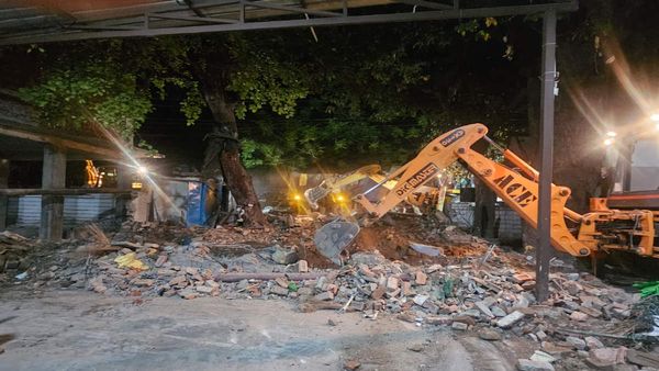 अवैध मजारों के खिलाफ धामी सरकार का एक्शन, देहरादून में सालों पुरानी अवैध मजार पर देर रात चला बुलडोजर