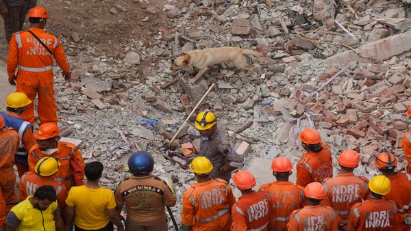 Delhi Building: दिल्ली में 11 की जान लेने वाली 4 मंजिला इमारत कैसे गिरी? वजह आई सामने, देखें मृतकों की सूची