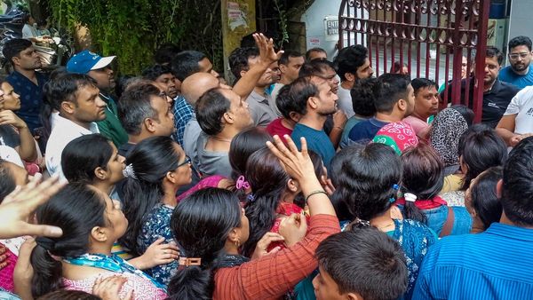 Delhi: बढ़ाई 57% फीस, अब और 25 फीसदी की तैयारी, प्राइवेट स्कूल की मनमानी के खिलाफ पेरेंट्स का हल्ला बोल