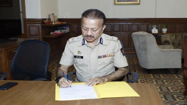 Mumbai Police Commissioner: बिहार से हैं मुंबई पुलिस के नए कमिश्नर, जानिए देवेन भारती से जुड़ी खास बातें