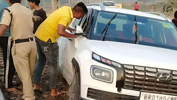 Bihar News: रेलवे ट्रैक पर फंसी गाड़ी, लोको पायलट की सूझबझ ने बचाई जान, Google Map के भरोसे सफ़र नहीं आसान!