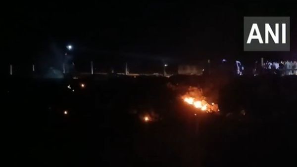 Fighter Plane Crash: गुजरात के जामनगर में प्लेन क्रैश, दूर तक बिखरे विमान के टुकड़े, एक पायलट की गई जान