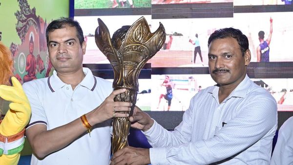 Bihar: खेलो इंडिया यूथ गेम्स 2025: दरभंगा में मशाल गौरव यात्रा का भव्य स्वागत