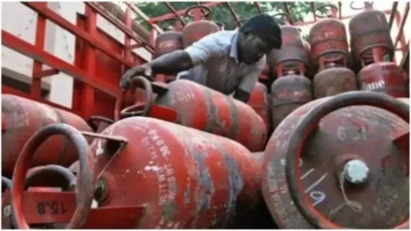 LPG Price: नवरात्रि में सरकार ने दिया बड़ा तोहफा, सस्ता हुआ LPG सिलेंडर, जानिए क्या हो गई कीमत?