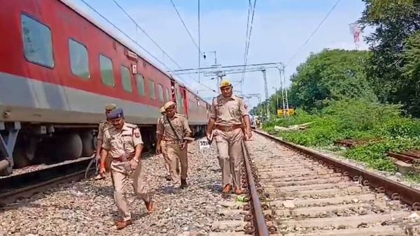 UP News: लखनऊ में फिर ट्रेन पलटाने की साजिश! पटरी पर रखा लकड़ी का तना