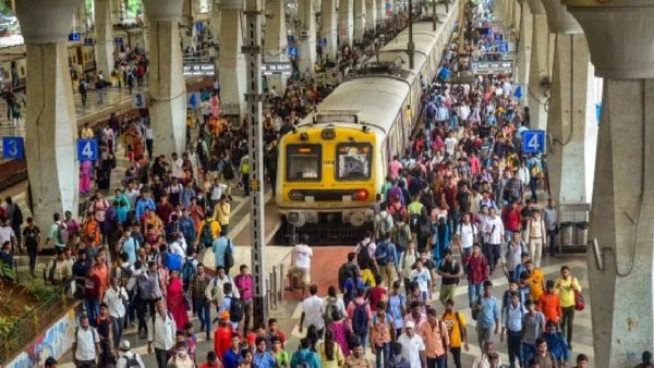 Mumbai Local Train: मुंबई लोकल रेलवे स्‍टेशनों पर जल्‍द कम होगी भीड़भाड़, 36 स्‍टेशनों पर किए जा रहे बदलाव